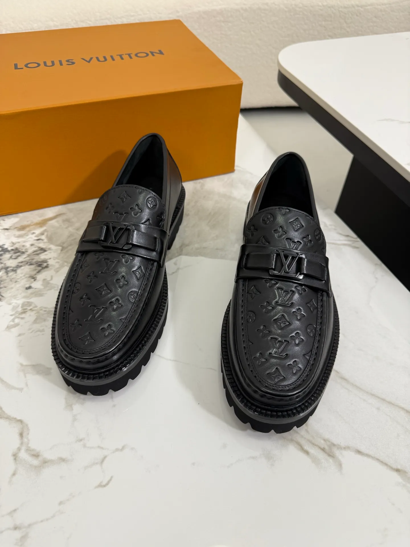 [L Family] Top P: 800💰 ▪️Size: 39-44 (38.45 custom-made) The top male god leather shoes Lv series are sold at the same time with original factory configuration, original cowhide fabric imported from Italy, soft and comfortable, imported water-dyed cow lining, soles: original ultra-light French foam outsole super comfortable, original factory with single goods 🔍🔍high quality, can be entered and exited at will, welcome to compare and synchronize.